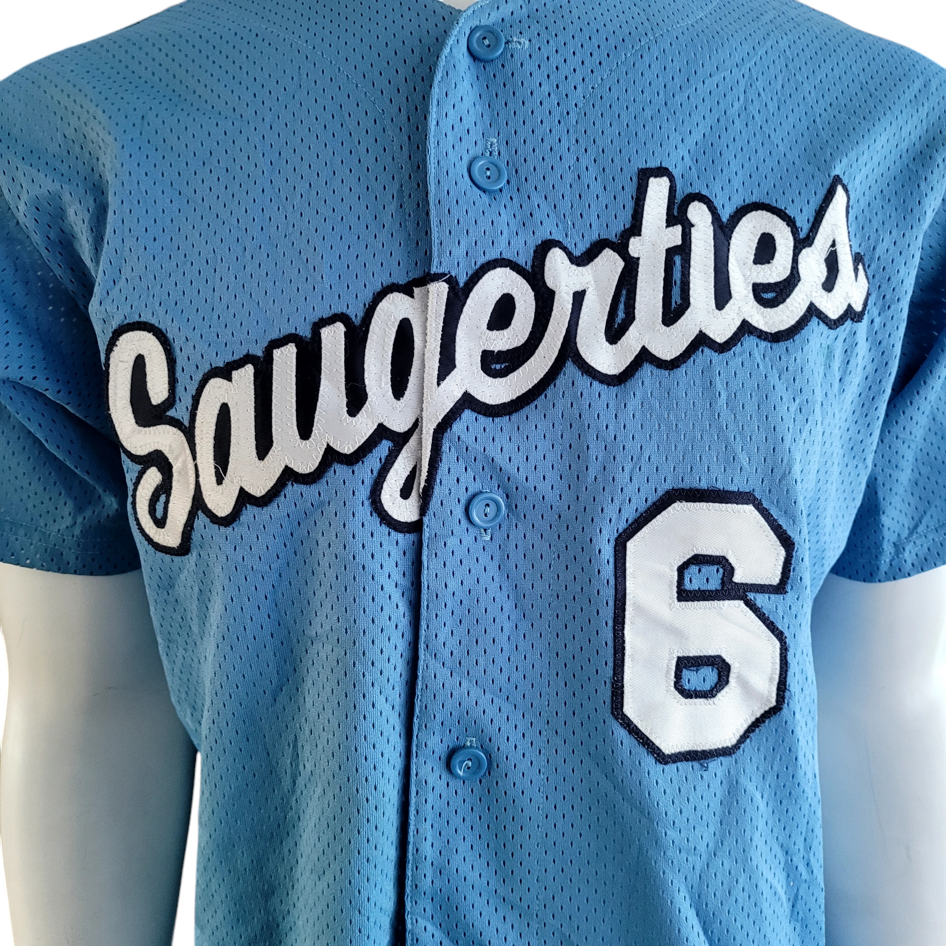 a baseball jersey with the number six on it